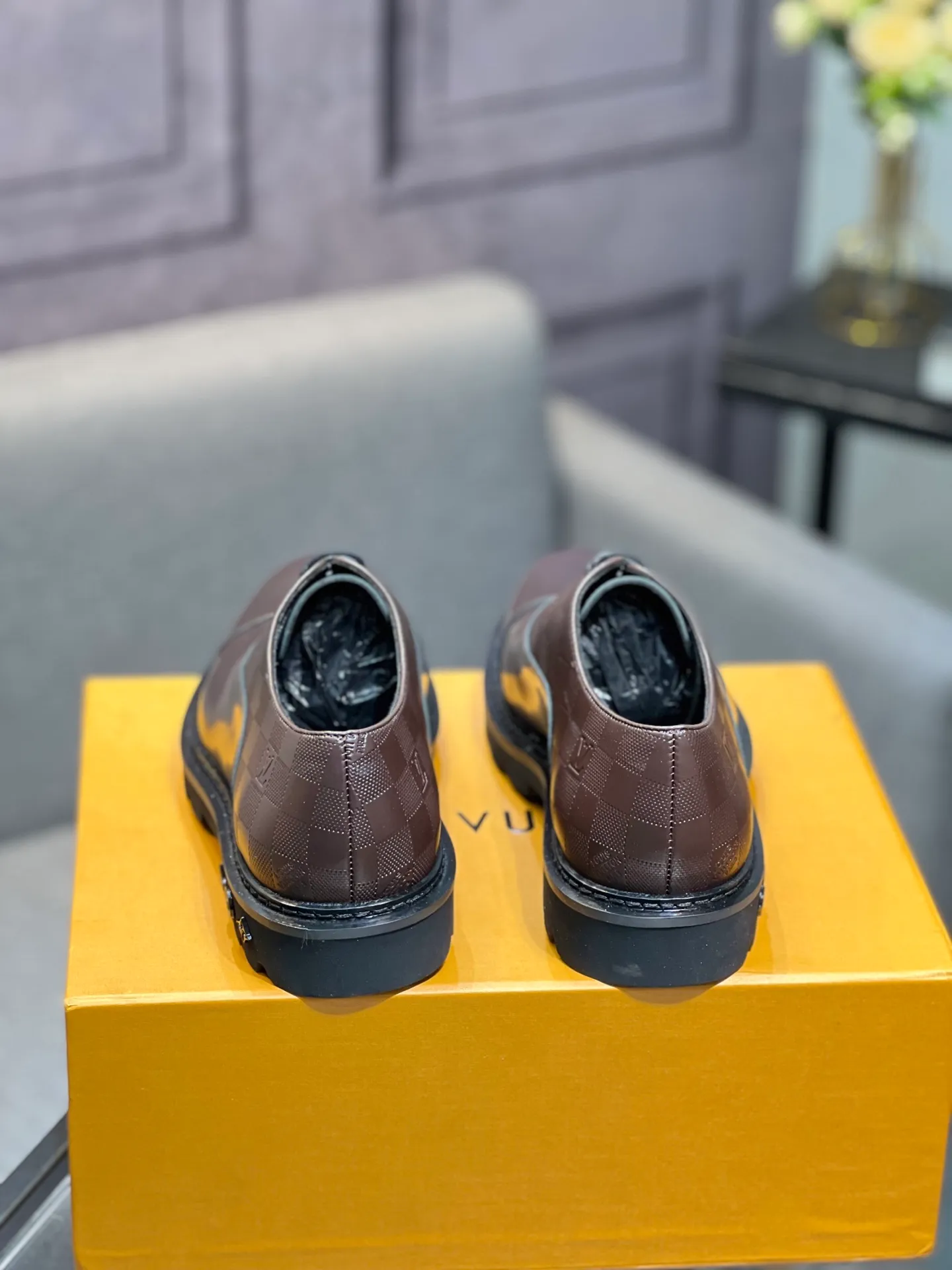 Men's shoes 💰820 [LV] - High-end quality - Upper: 🔝 tumbled cowhide, Nappa cowhide, brand logo sewn on shoe body - Lining: cowhide, foot pads; water-dyed cowhide - Outsole: TPR·rubber foam; two-color molded outsole -Super high quality control·Fine workmanship: highlighted (high-end·luxury·grade) -Size: 39-44 (38 45 can be customized)